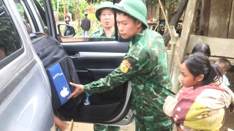 Đồn Biên phòng Làng Ho dùng xe đơn vị sơ tán các hộ dân ở bản Mít Cát, xã Kim Ngân đến nơi an toàn.