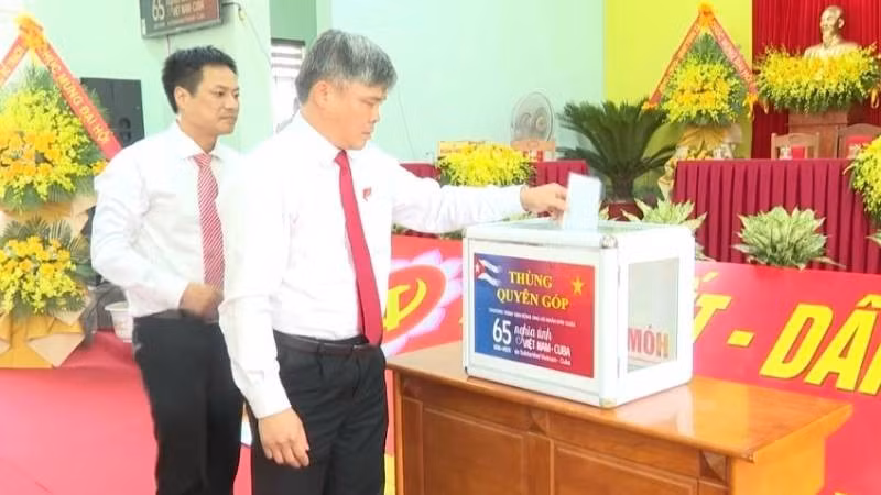 Lãnh đạo xã Nam Trạch thực hiện ủng hộ nhân dân Cuba tại phiên đại hội trù bị của Đảng bộ xã trong chiều nay 21/8.