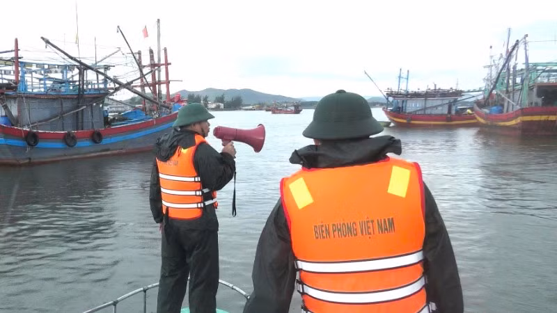 Bộ đội Biên phòng Quảng Trị kêu gọi tàu thuyền vào neo đậu an toàn trong các khu tránh trú bão.