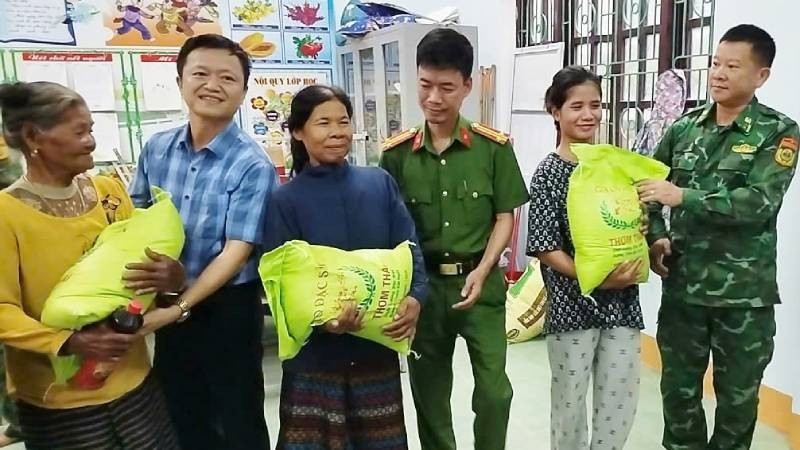 Lãnh đạo xã Kim Ngân và Đồn Biên phòng Làng Ho, tỉnh Quảng Trị hỗ trợ lương thực cho bà con tại nơi sơ tán.