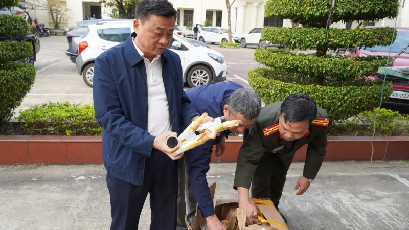 Đại tá Lê Văn Hóa, Phó Giám đốc, Thủ trưởng Cơ quan An ninh điều tra Công an tỉnh Quảng Trị (người đứng) trực tiếp chỉ đạo khám xét tại hiện trường. (Ảnh: Công an Quảng Trị)