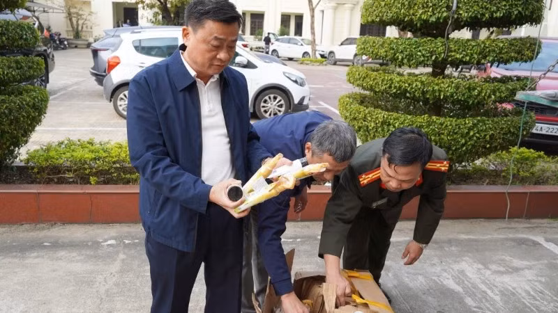 Đại tá Lê Văn Hóa, Phó Giám đốc, Thủ trưởng Cơ quan An ninh điều tra Công an tỉnh Quảng Trị (người đứng) trực tiếp chỉ đạo khám xét tại hiện trường. (Ảnh: Công an Quảng Trị)