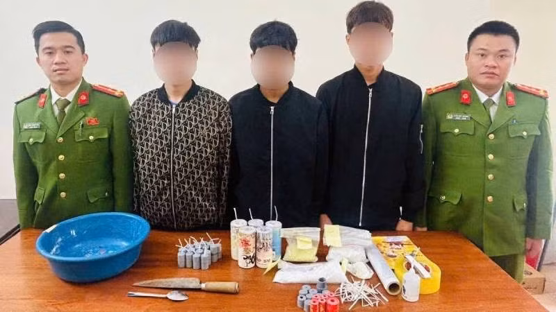 Công an xã Tân Thành, tỉnh Quảng Trị phát hiện, xử lý nhóm học sinh chế tạo pháo trái phép.