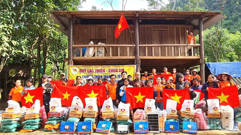 Đoàn thiện nguyện băng rừng, lội suối vào tận bản Dốc Mây, xã Trường Sơn tặng quà Tết cho đồng bào Bru-Vân Kiều 