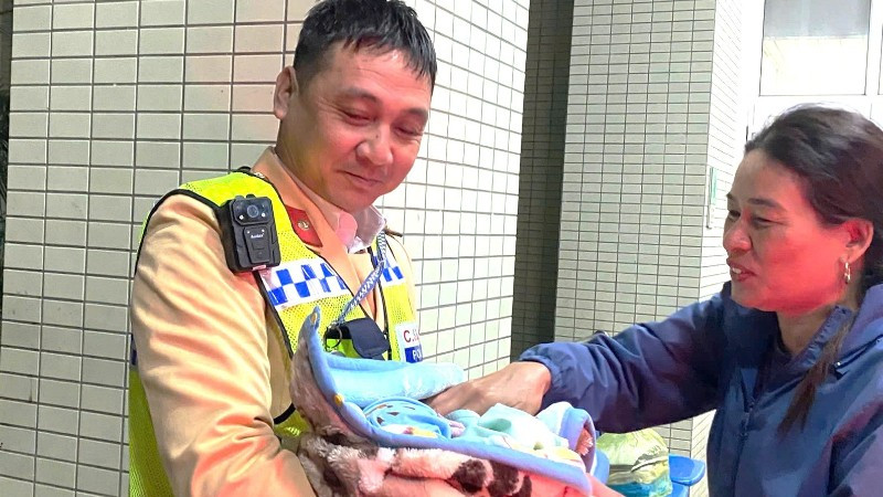 Chiến sĩ cảnh sát giao thông hỗ trợ sản phụ sinh con an toàn ngay trên xe ô-tô. 