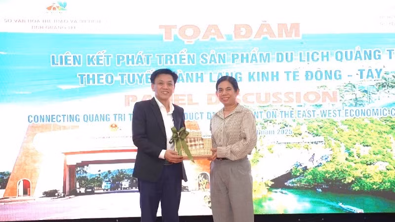 Đại diện lãnh đạo Sở Văn hóa, Thể thao và Du lịch Quảng Trị (bên trái) tặng quà cho đại biểu dự Tọa đàm.