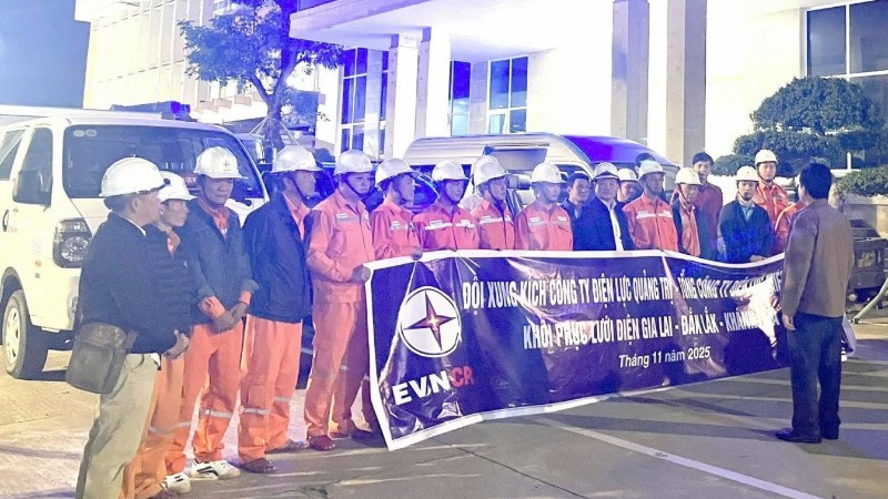 Đoàn kỹ sư, công nhân Công ty Điện lực Quảng Trị lên đường đến tỉnh Đắk Lắk hỗ trợ khôi phục hệ thống lưới điện.