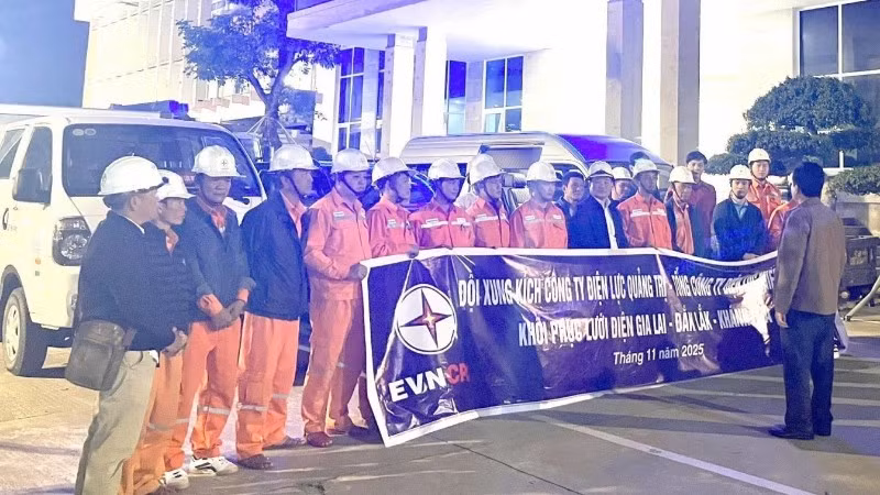 Đoàn kỹ sư, công nhân Công ty Điện lực Quảng Trị lên đường đến tỉnh Đắk Lắk hỗ trợ khôi phục hệ thống lưới điện.