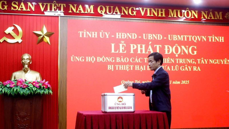 Bí thư Tỉnh ủy Nguyễn Văn Phương ủng hộ đồng bào miền trung, Tây Nguyên.