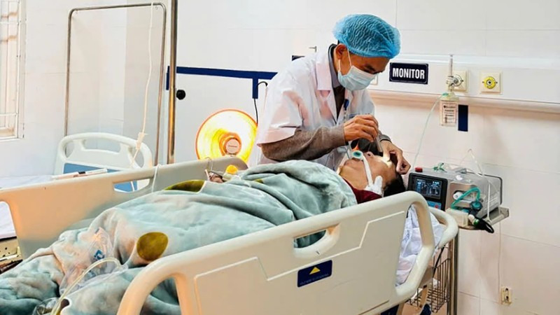 Bác sĩ cấp cứu cho bệnh nhân bị ngộ độc khí CO. (Ảnh: HL)