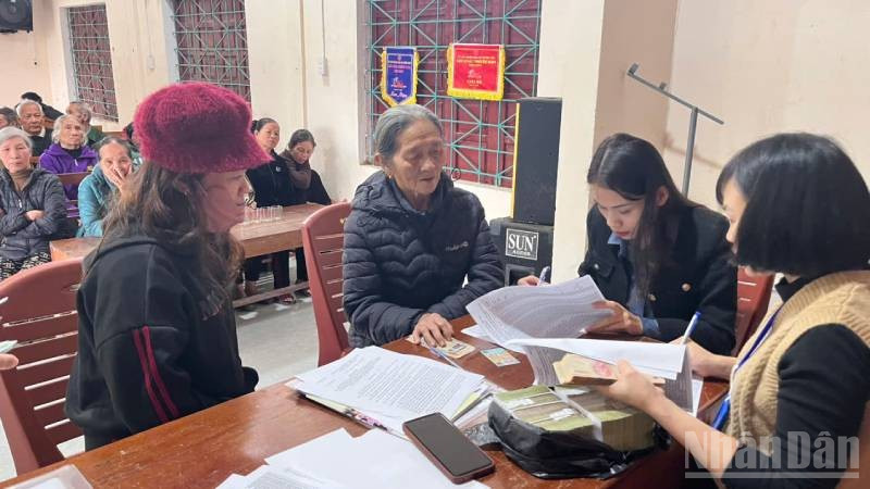 Xã Tuyên Sơn, tỉnh Quảng Trị phấn đấu đến 16 giờ chiều nay hoàn thành việc chi trả tiền quà Tết cho người dân 