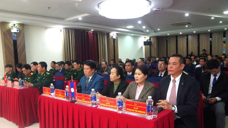 Đại biểu hai tỉnh của nước bạn Lào tham dự hội nghị.