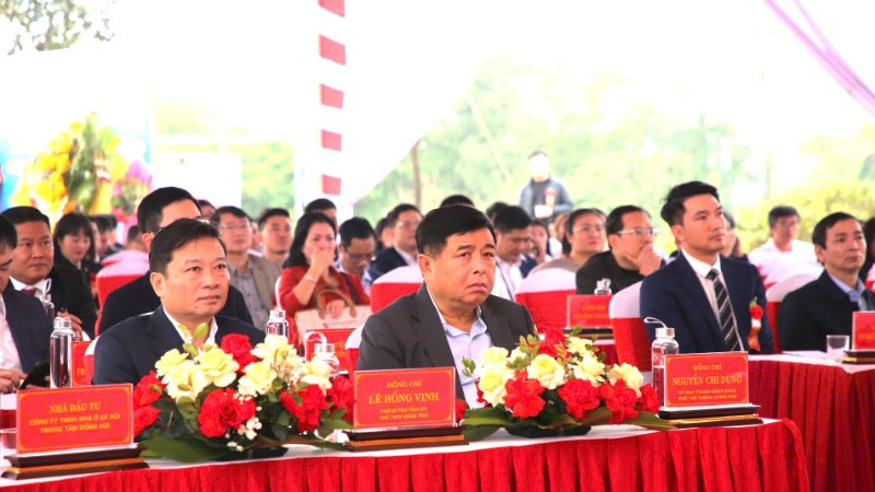 Phó Thủ tướng Chính phủ Nguyễn Chí Dũng dự lễ khởi công dự án nhà ở xã hội tại trung tâm phường Đồng Hới sáng nay.