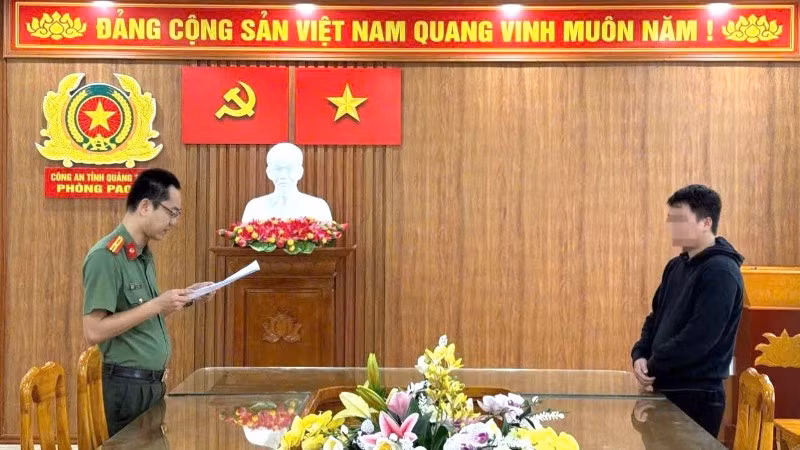 Đại diện Phòng An ninh chính trị nội bộ Công an tỉnh công bố quyết định xử phạt hành chính đối tượng vi phạm (Ảnh: CAQT)