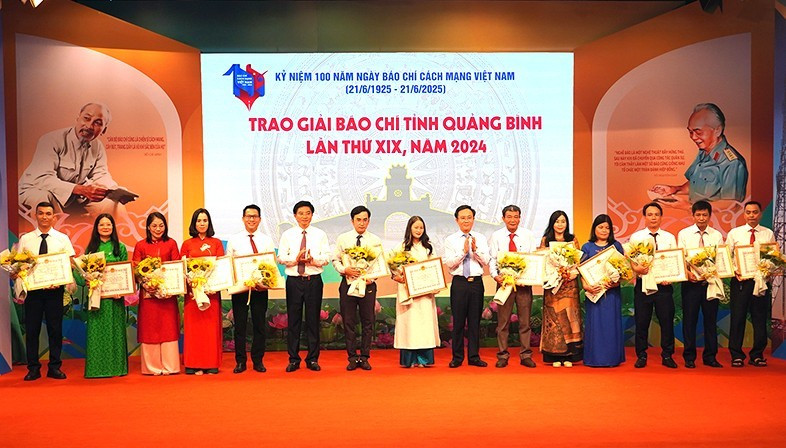 Các đồng chí lãnh đạo tỉnh Quảng Bình trao giải A cho các tác giả đoạt giải.