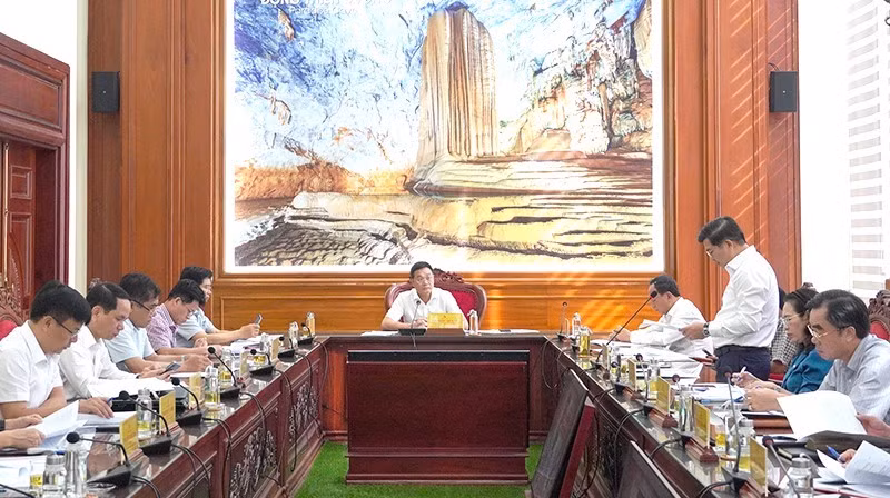 Đồng chí Lê Ngọc Quang, Ủy viên Trung ương Đảng, Bí thư Tỉnh ủy Quảng Bình chủ trì phiên họp từ đầu cầu Quảng Bình. (Ảnh: QV)