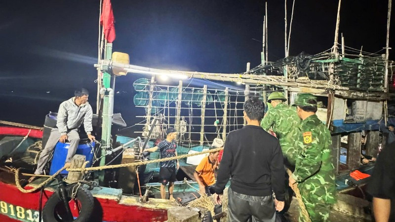 Trạm Biên phòng cửa khẩu cảng Hòn La tiếp nhận 7 thuyền viên tàu cá Thanh Hóa bị chìm trên biển.