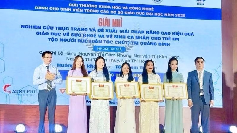 Sinh viên Cao Thị Lệ Hằng (thứ 4 từ trái sang) và các thành viên trong nhóm nghiên cứu nhận giải thưởng khoa học-công nghệ cấp toàn quốc.