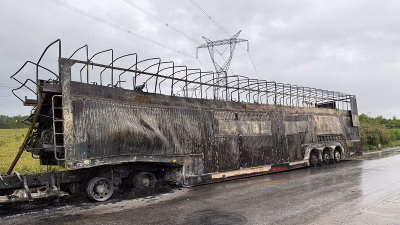 Chiếc xe đầu kéo cùng 124 xe máy cháy rụi vào rạng sáng nay.