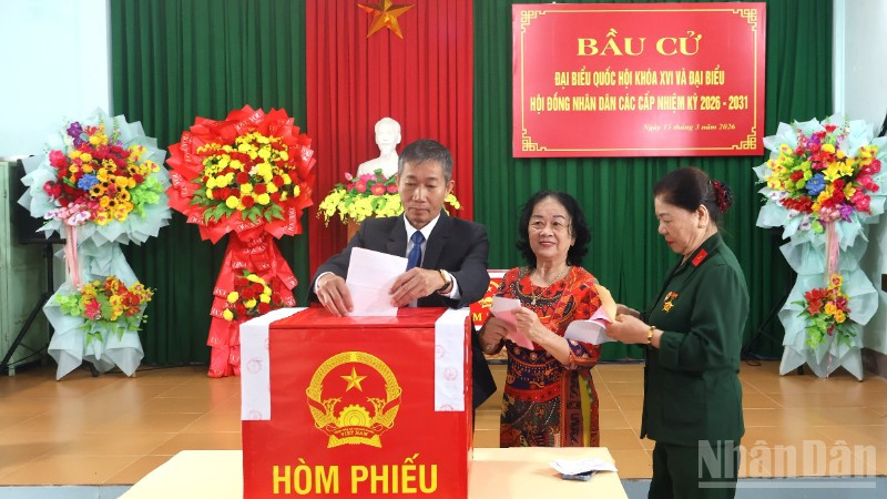 Cử tri Tổ dân phố 1 Đồng Phú, phường Đồng Hới, tỉnh Quảng Trị bỏ phiếu bầu cử.