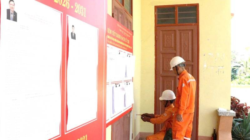 Công nhân Công ty Điện lực Quảng Trị kiểm tra hệ thống điện tại một Tổ bầu cử ở phía bắc tỉnh.