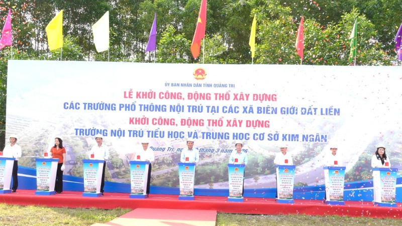 Các đồng chí lãnh đạo tỉnh Quảng Trị thực hiện nghi thức khởi công dự án.