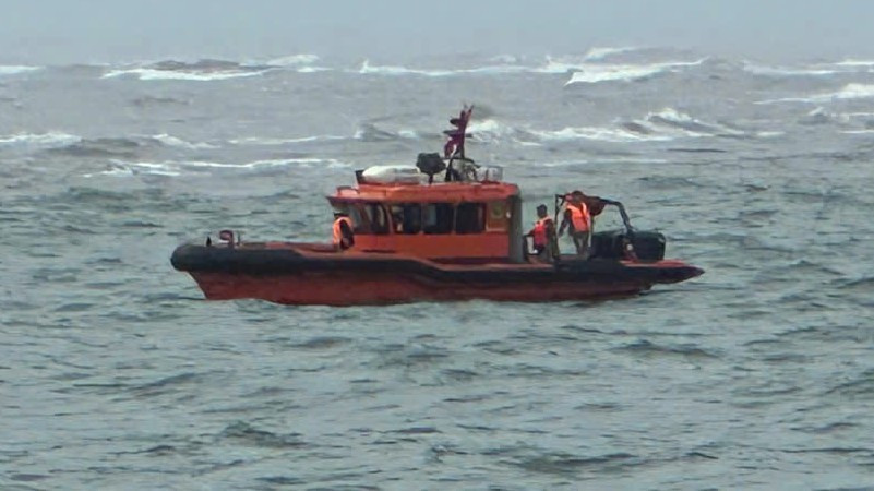 Tàu của Bộ đội Biên phòng tỉnh Quảng Trị tìm kiếm ngư dân mất tích