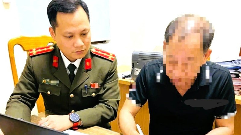 Người vi phạm cam kết không chia sẻ thông tin sai sự thật trên mạng xã hội. (Ảnh: Công an Quảng Trị)