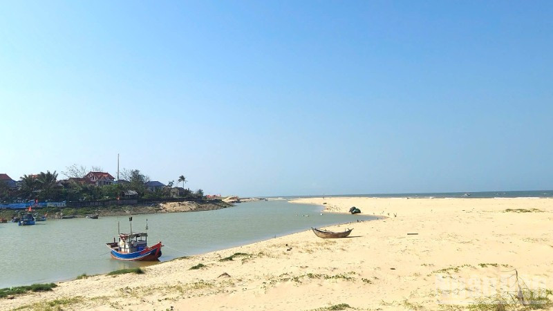 Cửa lạch sông Dinh, xã Nam Trạch, tỉnh Quảng Trị bị bồi lắng nghiêm trọng.