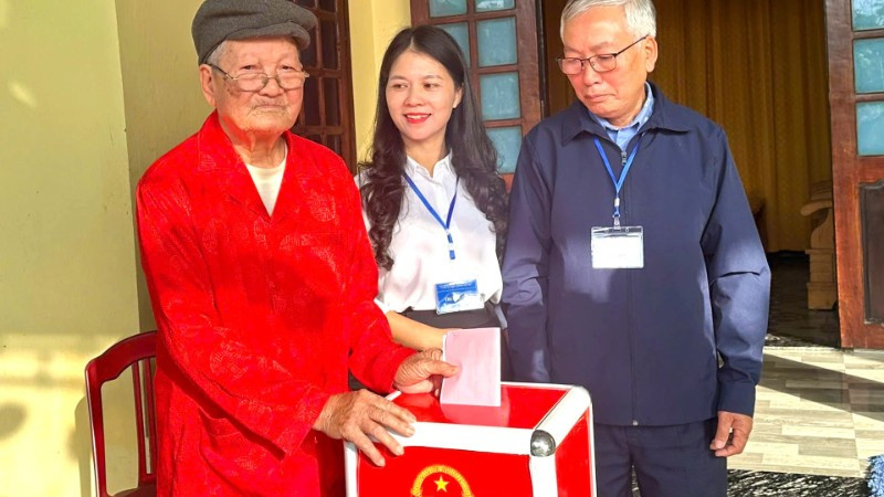 Cụ Trần Công Tha tham gia bỏ phiếu trong sáng 15/3. (Ảnh: Anh Minh)