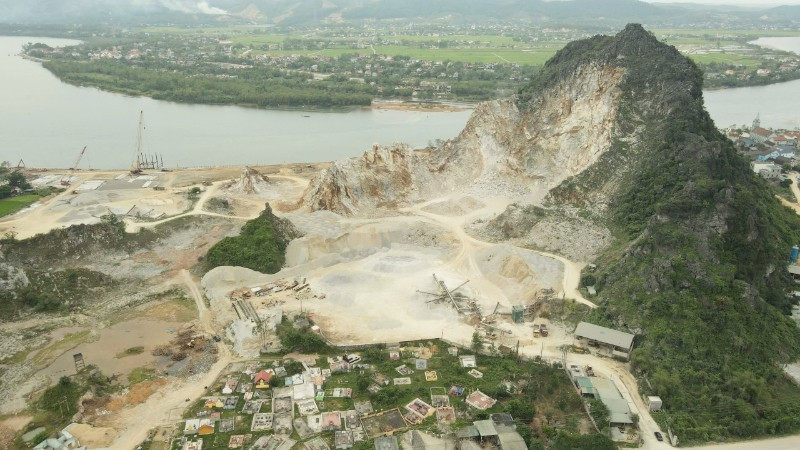 Tại mỏ đá lèn Cụt Tai, xã Nam Ba Đồn, hoạt động nổ mìn khai thác đá làm đá rơi hư hỏng mái nhà dân. 