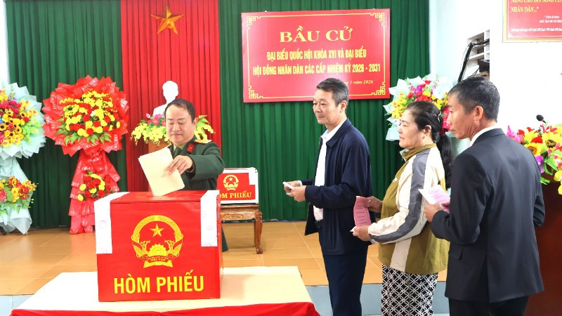 Cử tri phường Đồng Hới, tỉnh Quảng Trị bỏ phiếu bầu cử.