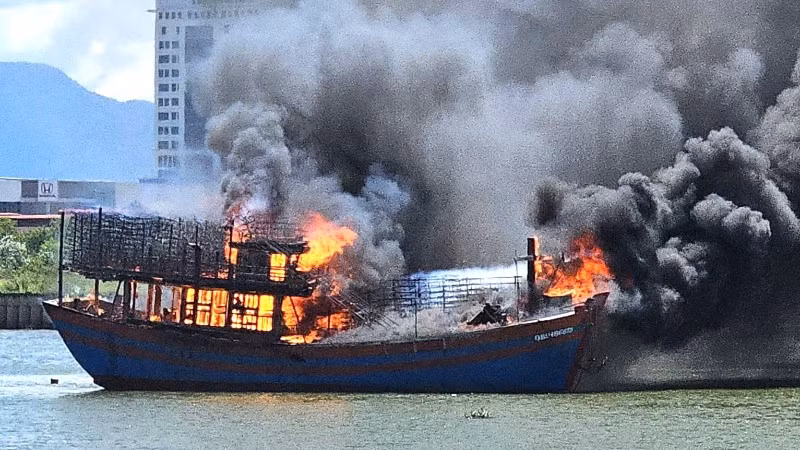Tàu cá ngư dân Bảo Ninh, tỉnh Quảng Trị bất ngờ bốc cháy giữa trưa nay (11/9).