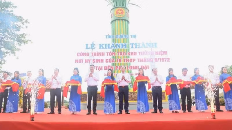 Các đồng chí lãnh đạo Đảng, Nhà nước và các địa phương cắt băng khánh thành công trình tôn tạo Khu tưởng niệm nơi hy sinh của 16 thanh niên xung phong (tháng 9/1972) tại bến phà Long Đại.