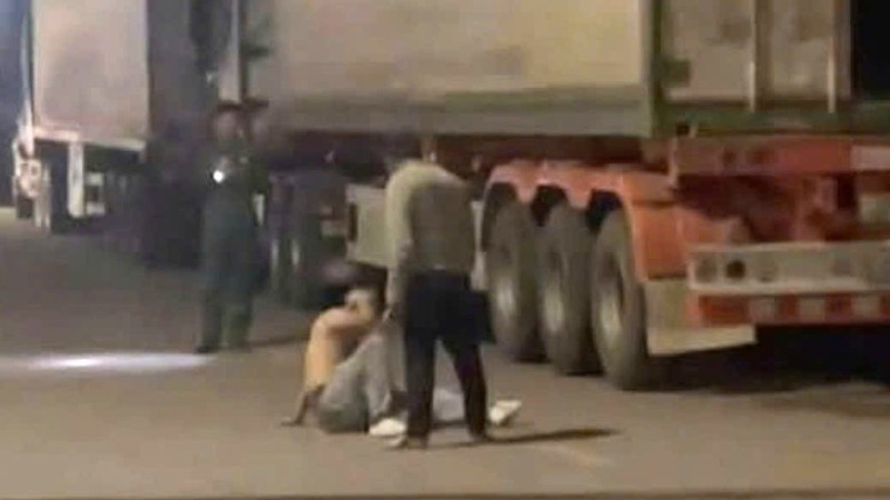 Hình ảnh 2 đối tượng vụ hành hung nhau gây thương tích tại cửa khẩu quốc tế Cha Lo. (Ảnh cắt từ clip)