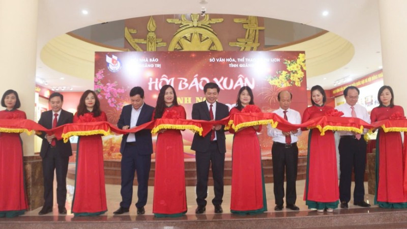 Các đại biểu cắt băng khai mạc Hội báo xuân Bính Ngọ 2026 của tỉnh Quảng Trị.
