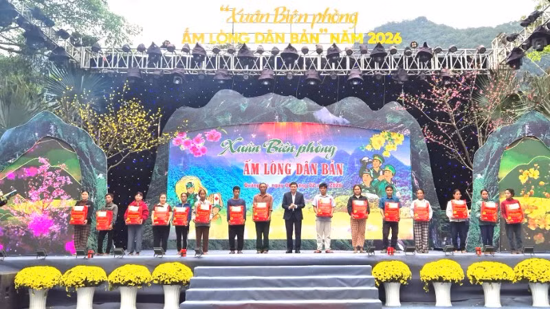 Chủ tịch Ủy ban nhân dân tỉnh Quảng Trị Lê Hồng Vinh tặng quà Tết cho bà con người Rục.