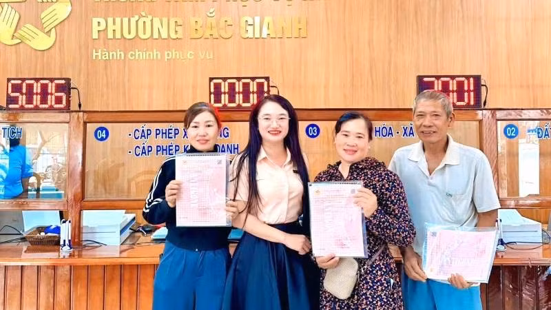 Đại diện Ủy ban nhân dân phường Bắc Gianh, tỉnh Quảng Trị cấp Giấy chứng nhận quyền sử dụng đất lần đầu cho các hộ gia đình theo quy định về thẩm quyền được giao. (Ảnh minh họa)