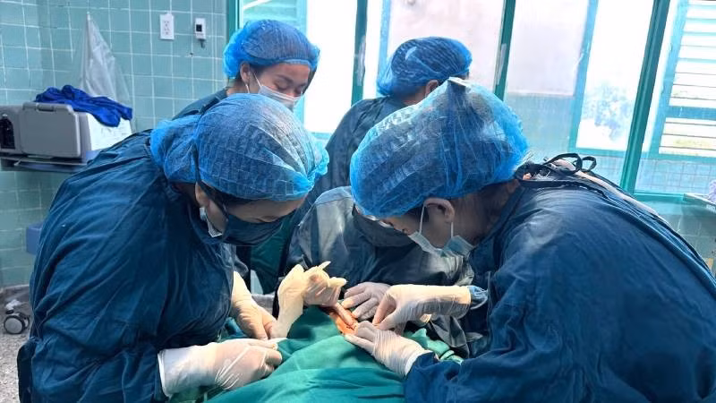 Các bác sĩ tiến hành phẫu thuật cho trẻ bị dị tật ở mắt. (Ảnh: HL)