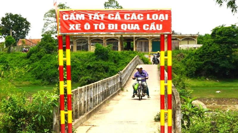 Chính quyền địa phương cắm biển thông báo do cầu Chợ bị xuống cấp rất nghiêm trọng.