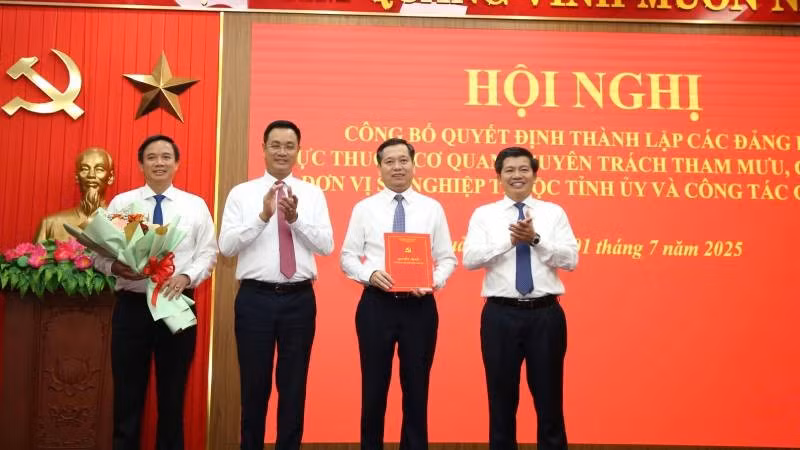 Đồng chí Lê Ngọc Quang (thứ 2 từ trái sang) trao quyết định về công tác cán bộ của Đảng bộ các cơ quan Đảng tỉnh Quảng Trị.