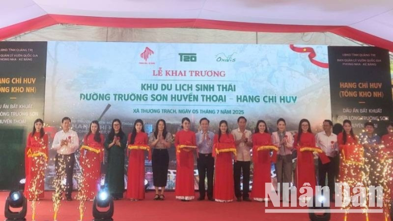 Các đại biểu cắt băng khai trương Khu du lịch sinh thái "Đường Trường Sơn-Hang Chỉ huy".