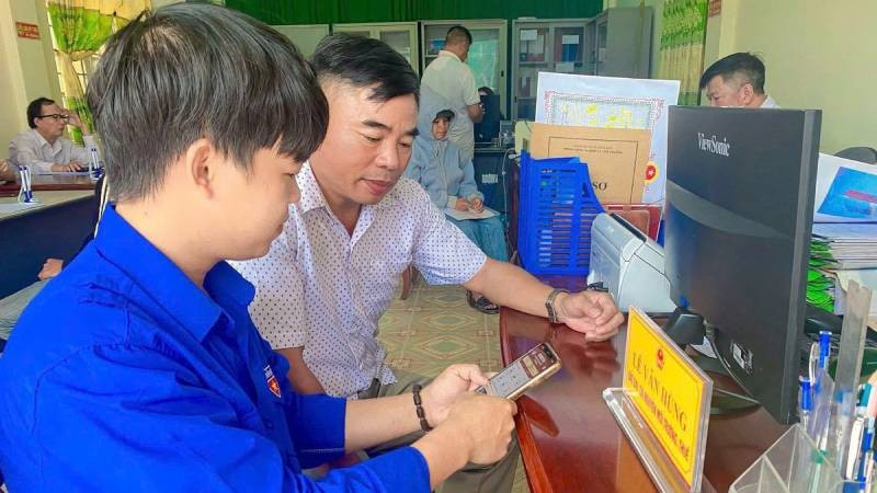 Thanh niên tình nguyện Quảng Trị hướng dẫn người dân hướng dẫn người dân sử dụng VNeID, cập nhật thông tin căn cước.