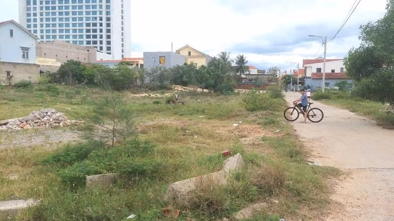 Các lô đất tại phường Hải Thành (nay là phường Đồng Hới) tỉnh Quảng Trị có mức trúng giá tăng gần 3 lần so với giá khởi điểm nhờ lợi thế về dịch vụ khi gần bờ biển Nhật Lệ.