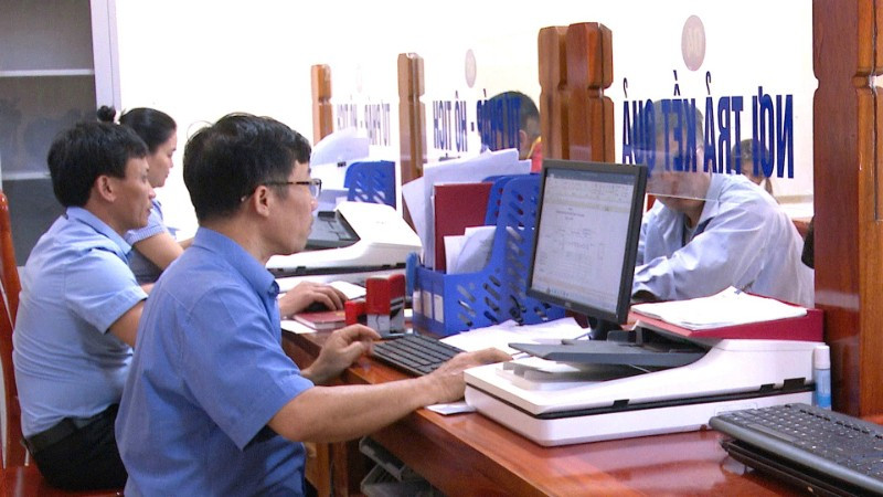 Cán bộ, công chức xã Nam Ba Đồn, tỉnh Quảng Trị giải quyết thủ tục hành chính trong lĩnh vực chứng thực cho người dân.