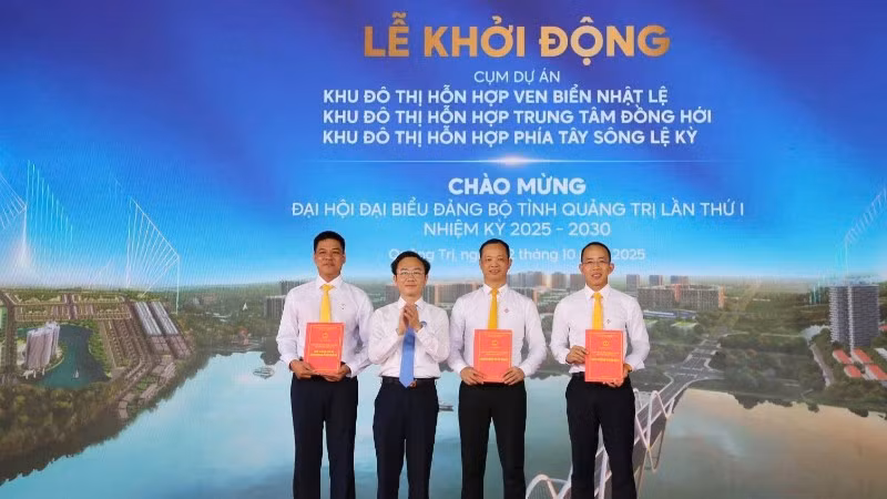 Đại diện lãnh đạo Ủy ban nhân dân tỉnh Quảng Trị trao giấy chứng nhận đầu tư cho doanh nghiệp.