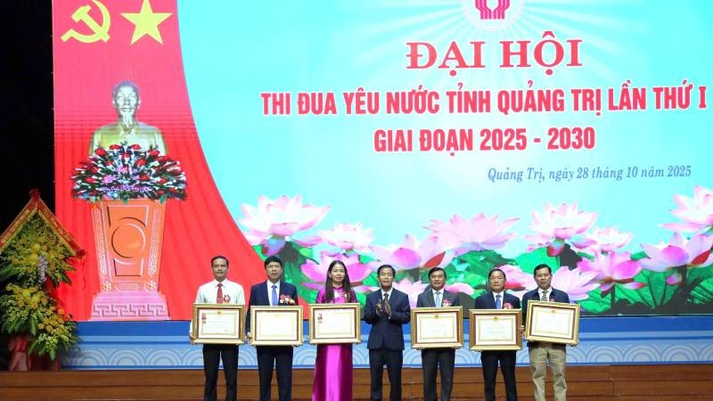 Bí thư Tỉnh ủy Quảng Trị Nguyễn Văn Phương trao tặng phần thưởng cao quý cho các tập thể, cá nhân có thành tích xuất sắc.