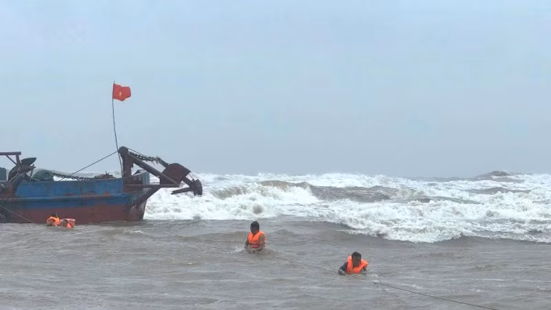 Lực lượng chức năng của xã Ninh Châu, tỉnh Quảng Trị cứu hộ các thuyền viên trên tàu bị sự cố hỏng máy.