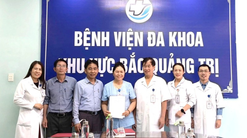 Nhân viên y tế Lê Thị Phượng được biểu dương, khen thưởng vì đã có hành động đẹp. (Ảnh: HL)