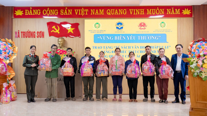 Đoàn công tác của Phòng Công tác chính trị, Công an tỉnh Quảng Trị tặng quà Tết cho các hộ gia đình đặc biệt khó khăn.